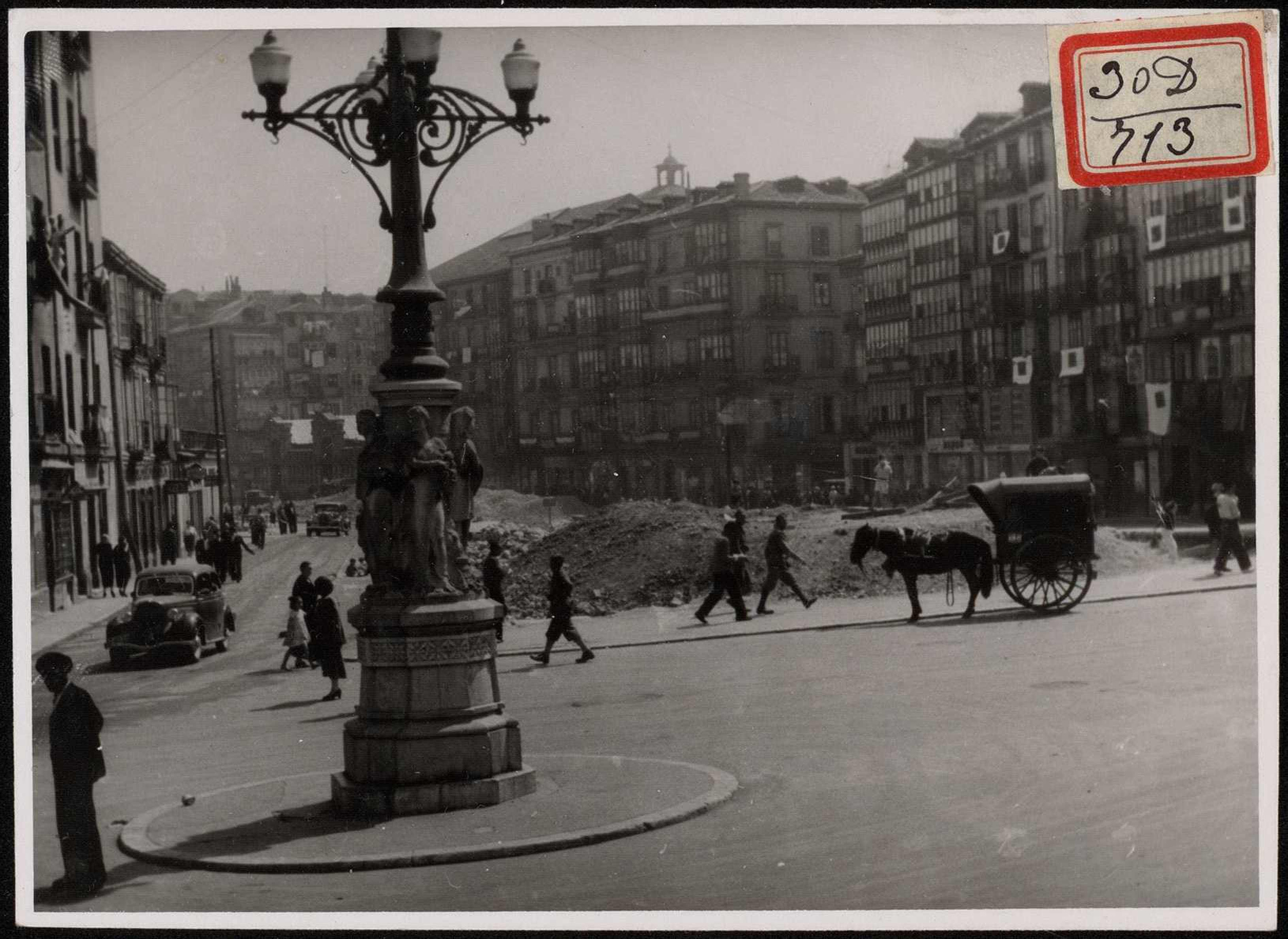 "Los derribos de Atarazanas dejaron esta avenida que denominaron de Rusia". 30 de agosto de 1937 | Biblioteca Nacional de España