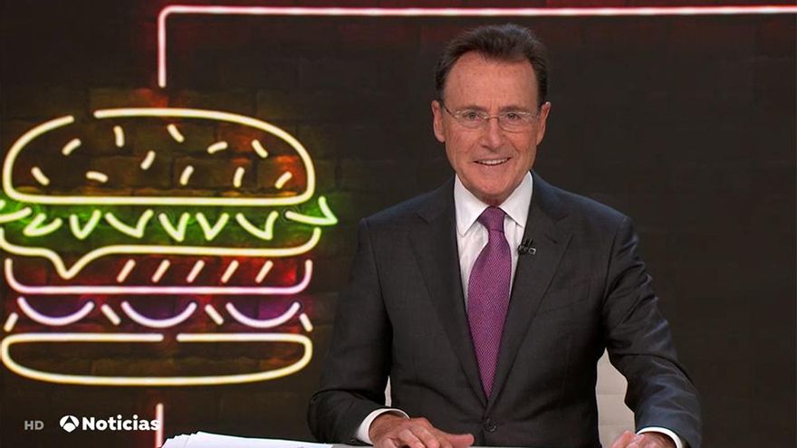 Matías Prats se crece con dos chistes seguidos en directo que hacen reír a Mónica Carrillo