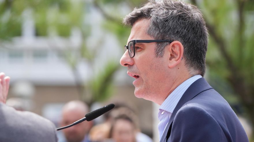 El ministro de la Presidencia, Relaciones con las Cortes y Memoria Democrática, Félix Bolaños, interviene durante un acto político del PSE-EE, a 27 de abril de 2023, en San Sebastián, Guipúzcoa, País Vasco (España). El acto se celebra con motivo de las el