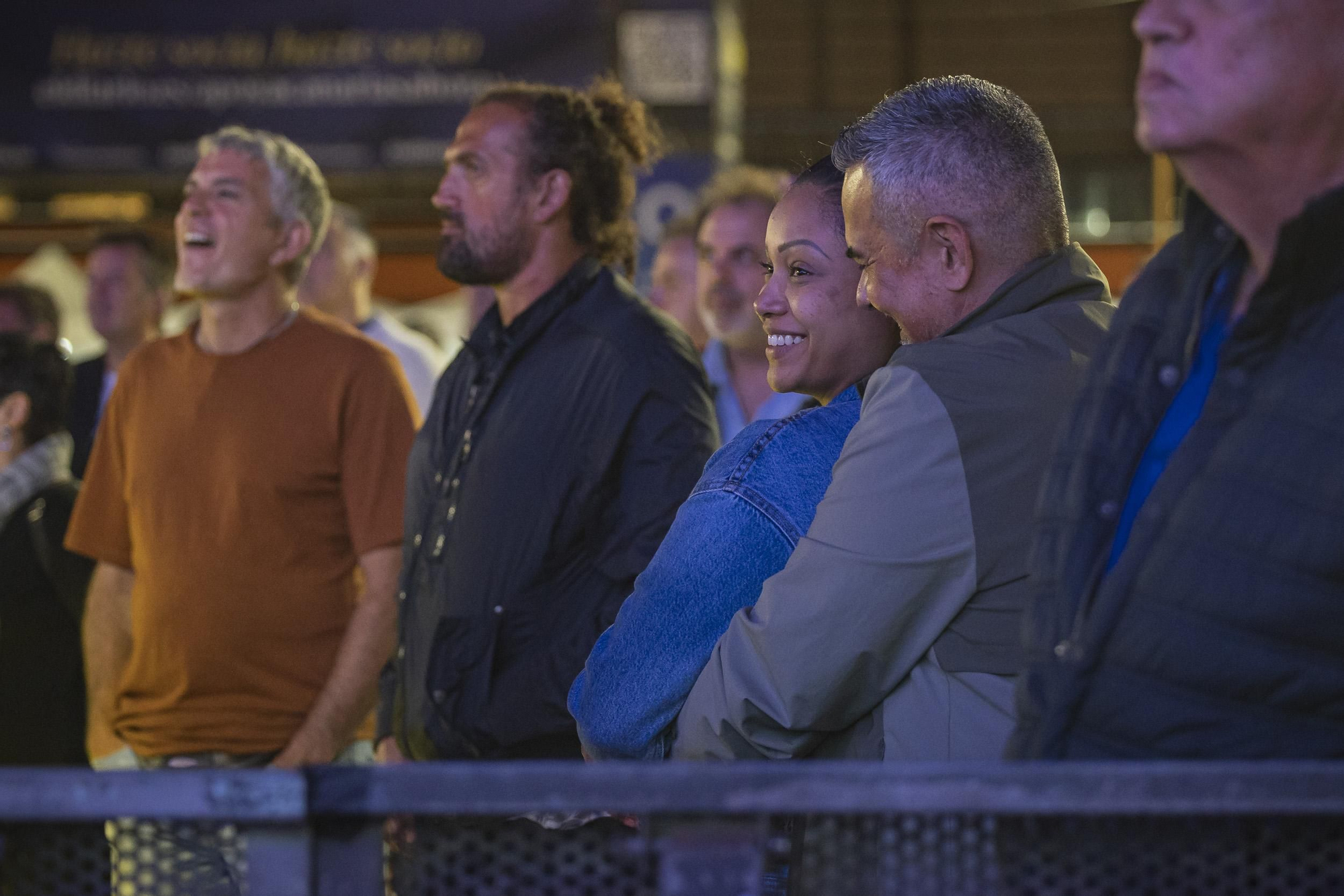 Una pareja abrazada mientras suena Santiago Auserón y la Academia Nocturna