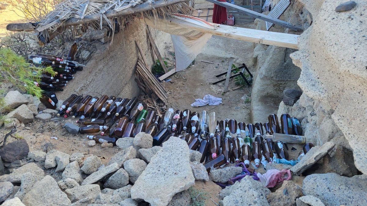 Basuras acumuladas junto a la cueva ocupada en el sur de Tenerife.