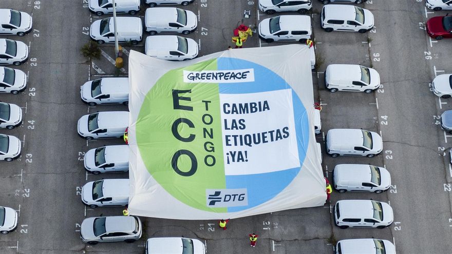 Activistas de Greenpeace denuncian el "eco tongo" de las etiquetas de la DGT