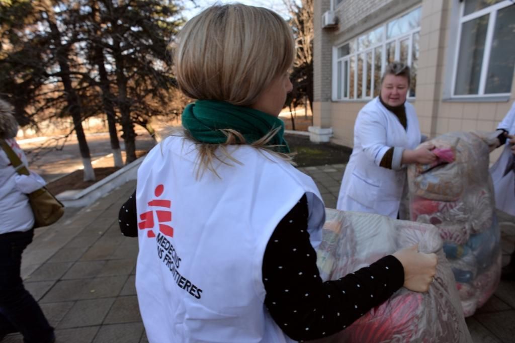 Con la llegada del invierno y las precarias condiciones del hospital, los pacientes necesitan urgentemente mantas y ropa de abrigo para poder mantener el calor. Los equipos de MSF han distribuido 15.000 mantas a éste y otros hospitales de la zona, así como a otras personas que viven en condiciones precarias en Donetsk y Luhansk. Fotografía: Julie Rémy / MSF