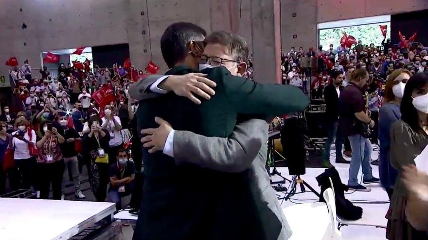 Ximo Puig y Pedro Sánchez se funden en un abrazo en el 40 Congreso del PSOE en València.