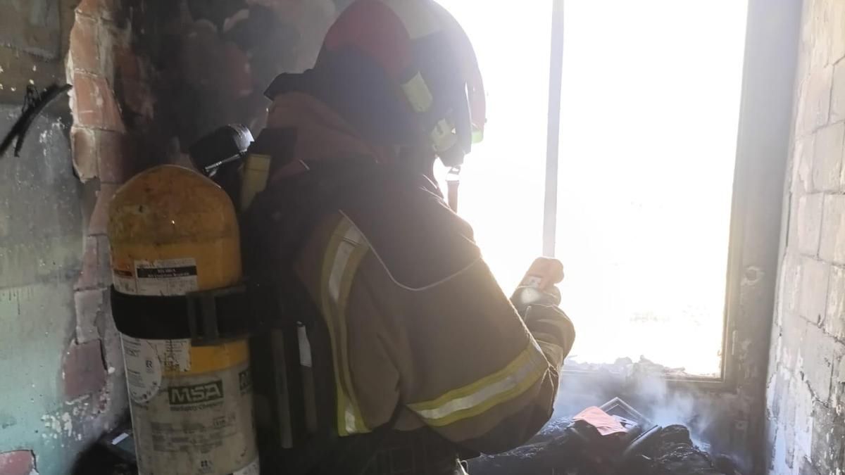 Hospitalizadas dos personas tras un incendio en varios inmuebles ocupados ilegalmente en Calamocha