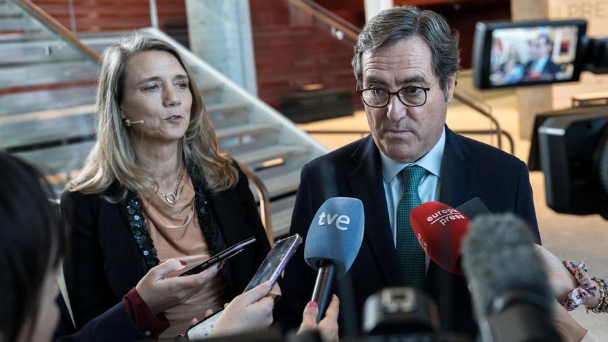 Archivo - El presidente de CEOE, Antonio Garamendi, y la presidenta del Cepyme, Ángela de Miguel.