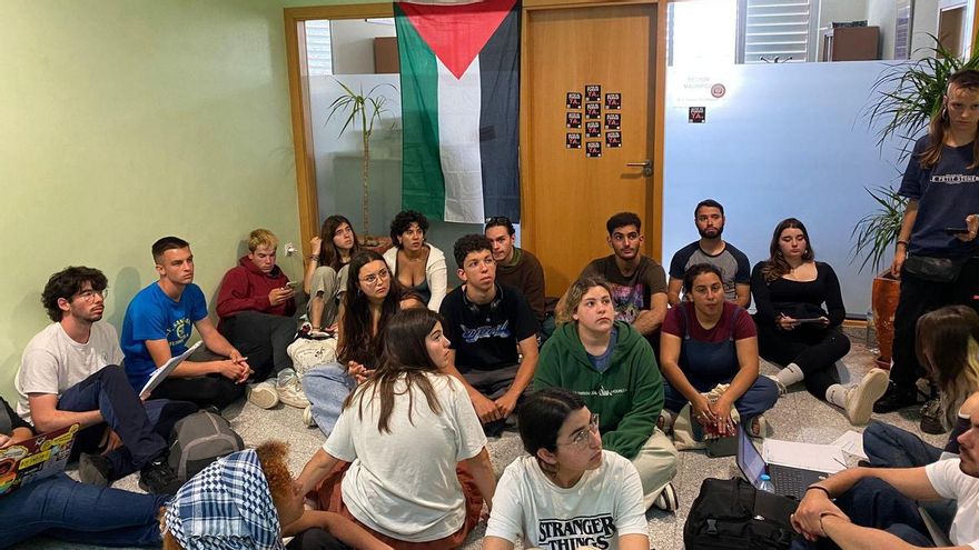 Universitarios de Sevilla se encierran junto al despacho del rector de la Olavide para exigir "un boicot académico" a Israel