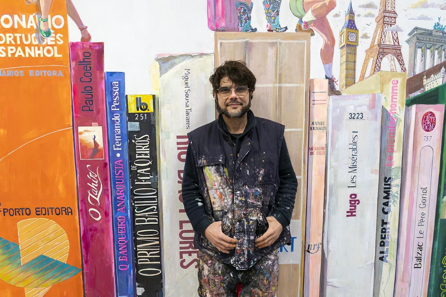 El autor del mural posa frente a su obra en la EOI.