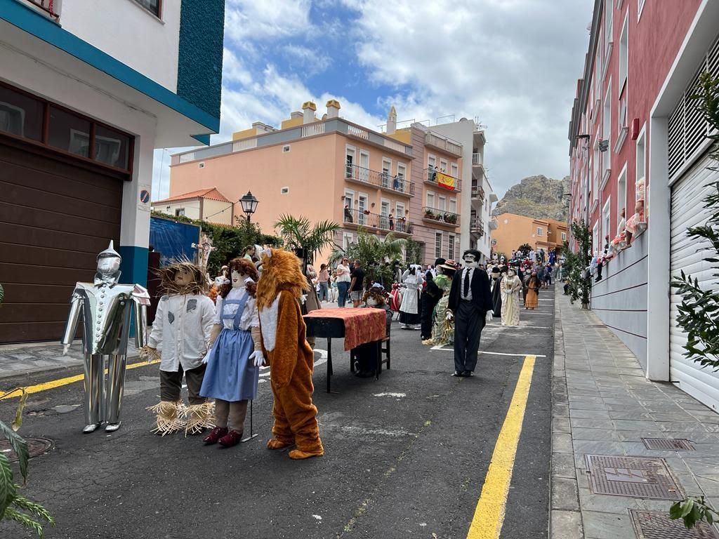 Conjunto de Mayos de la Cruz de la plaza Juan Francisco Pérez, en las calles Morales y Guanil y plaza Juan Francisco Pérez.