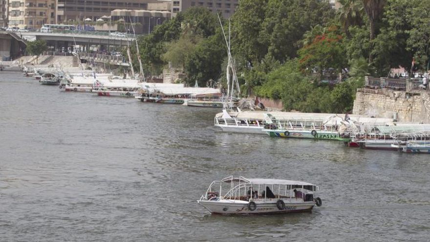 Un bote navega por el río Nilo en El Cairo, Egipto.