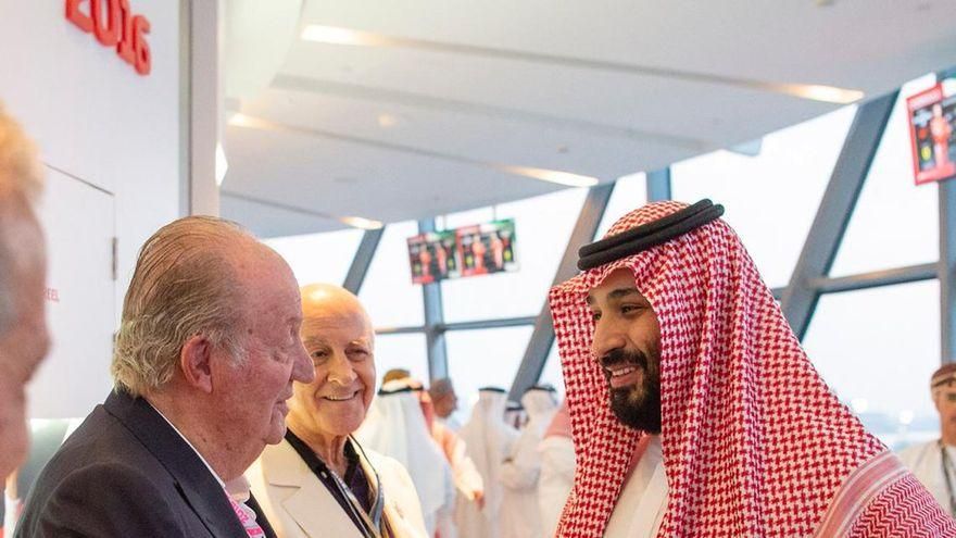 El rey emérito junto al príncipe heredero de Arabia Saudí, Mohamed Bin Salmán, en el premio de Fórmula 1 de Abu Dhabi