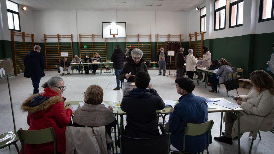Cerca de 800 colegios electorales ha abierto sus puertas en Extremadura en una jornada en la que están citadas 860.375 personas y cuyos votos decidirán el futuro Gobierno de esta comunidad autónoma. EFE/ Jero Morales