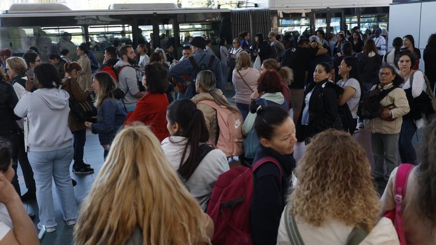 Usuarios se agolpan en el intercambiador de transporte público de Chamartín, en Madrid, tras registrarse un apagón a nivel peninsular este lunes. EFE/Juan Carlos Hidalgo