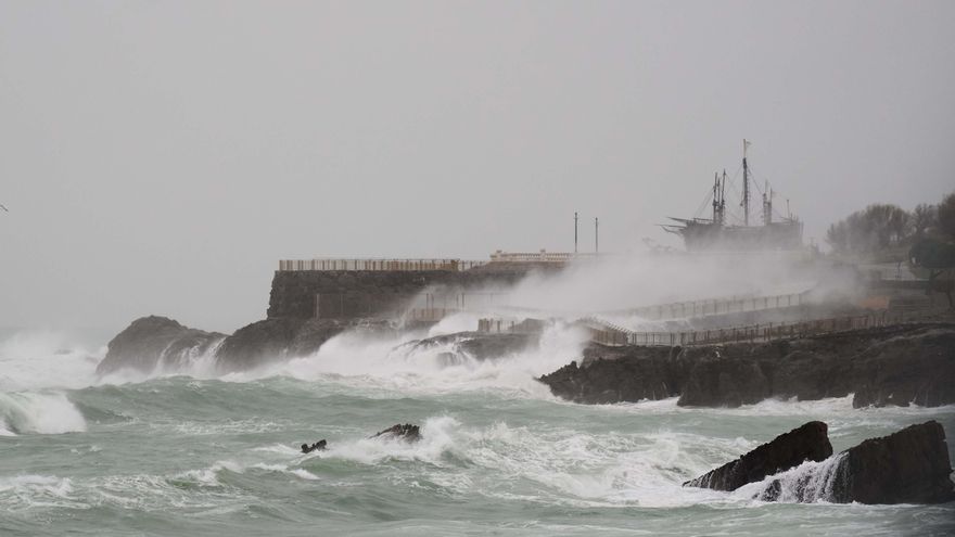 El temporal de lluvia y viento deja imágenes de fuerte oleaje en Santander