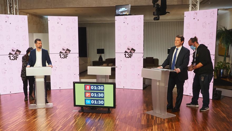El candidato del PSOE a la presidencia de Castilla y León, Luis Tudanca (i), y el presidente de la Junta de Castilla y León y candidato a la reelección por el PP, Alfonso Fernández Mañueco (d), en la sede de las Cortes de Castilla y León para participar en el primer debate electoral para los comicios regionales del 13 de febrero, a 31 de enero de 2022, en Valladolid, Castilla y León (España). Este debate, leer más organizado por RTVE, es el primero de los dos que se llevarán a cabo en la región antes de las elecciones. El encuentro ha estado a punto de ser aplazado debido al positivo en Covid del candidato de Cs, que finalmente participará de forma telemática. Los llamados a esta cita son los candidatos de los tres partidos que tienen grupo propio en las Cortes autonómicas: PSOE, PP y Cs.