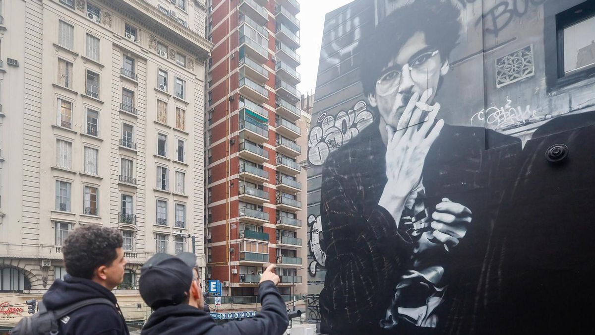 Un mural gigante homenajea en Corrientes y Callao a Charly García, en modo "Clics modernos"