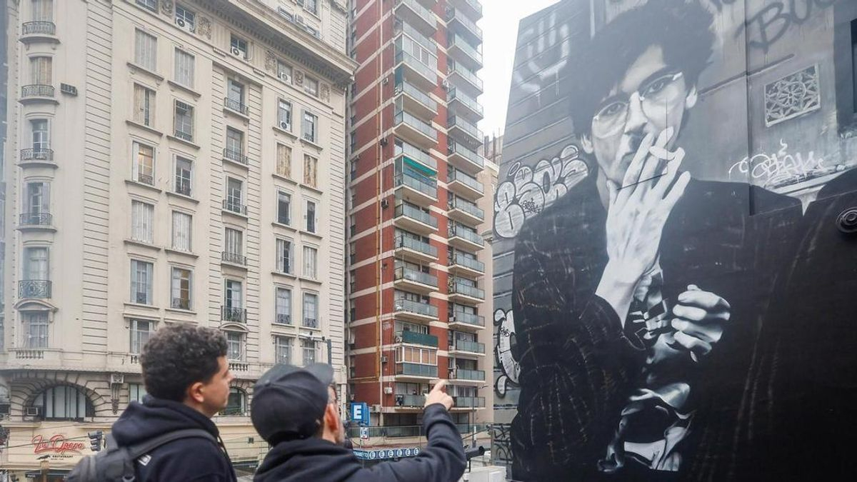 Fotografía del 4 de junio de 2026 que muestra personas observando un mural del músico Charly García, en Corrientes y Callao, en la Ciudad de Buenos Aires.