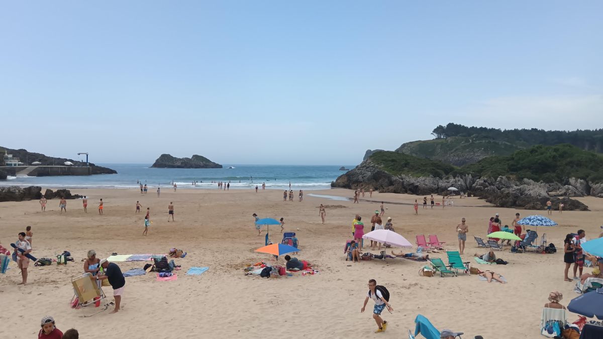La playa, en Celorio, en el concejo de Llanes, fue un buen refugio ante la ola de calor que vive Asturias.