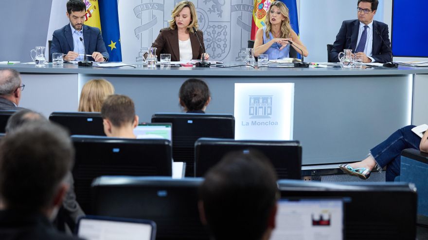 (I-D) El ministro de Derechos Sociales, Consumo y Agenda 2030, Pablo Bustinduy, ministra Portavoz, Pilar Alegría, la vicepresidenta segunda y ministra de Trabajo, Yolanda Díaz.