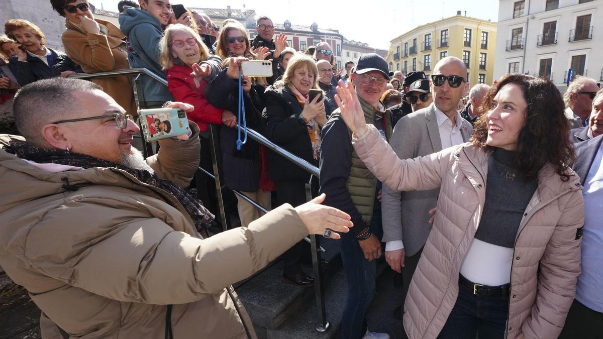 Ayuso espera un gobierno "sin coaliciones" en Castilla y León que ponga al PSOE "a cero"