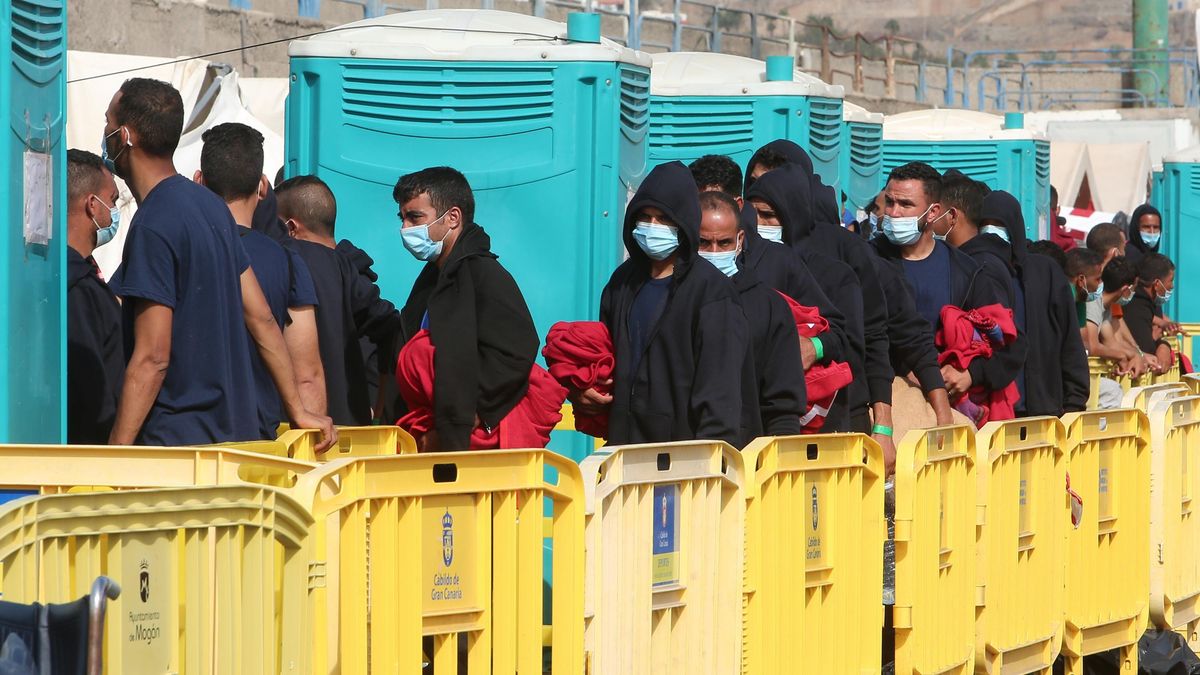 Migrantes en el muelle de Arguineguín