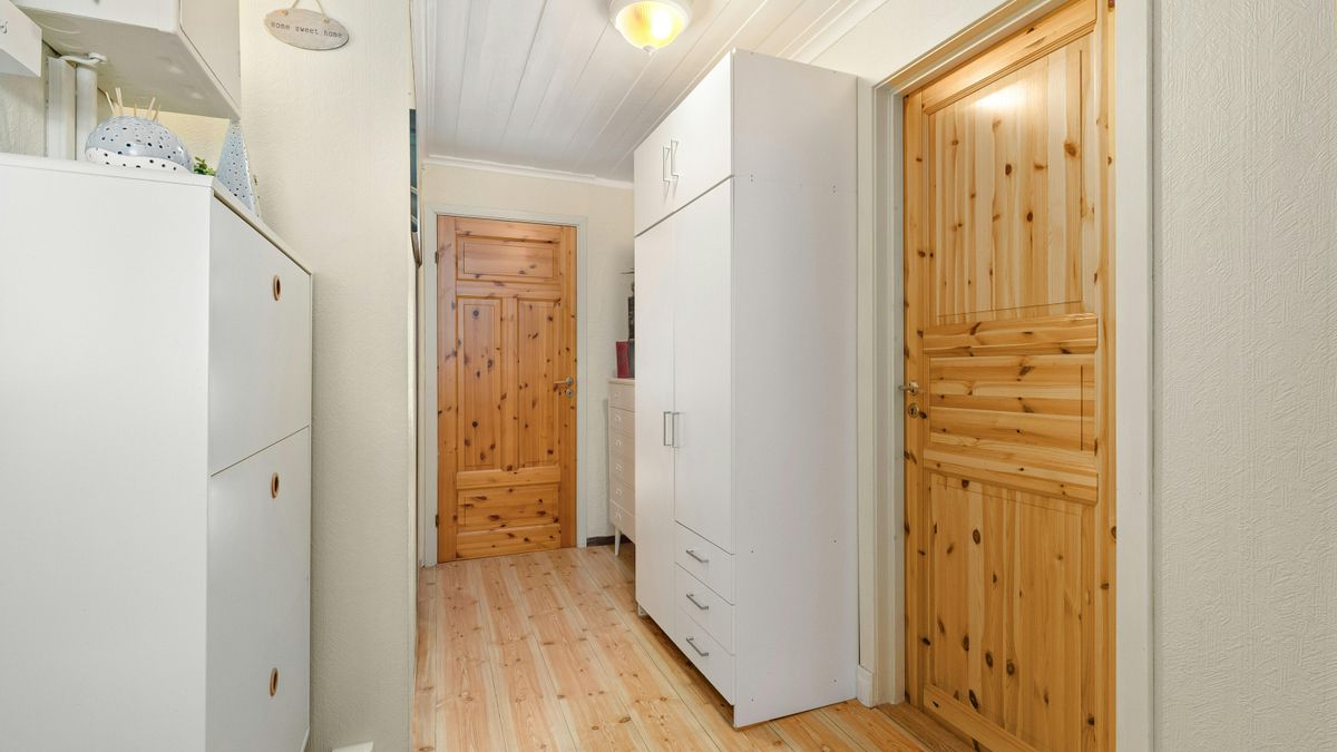 El método casero para limpiar puertas de madera sin dañarlas y qué errores debemos evitar