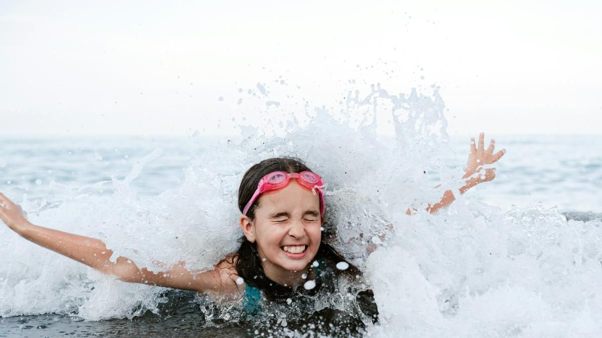 Cómo proteger nuestros oídos este verano, según una experta: "La otitis es la reina de las afecciones estivales"