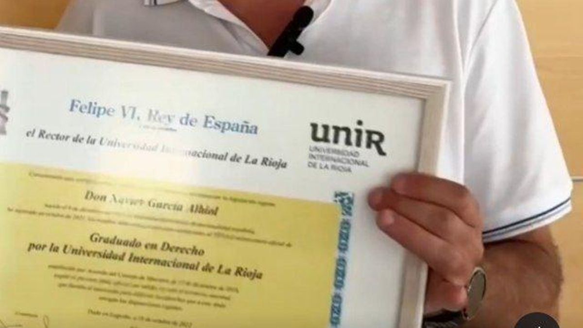 Albiol enseña su título de Derecho y dice que su caso "no tiene nada que ver" con los políticos que han falseado estudios