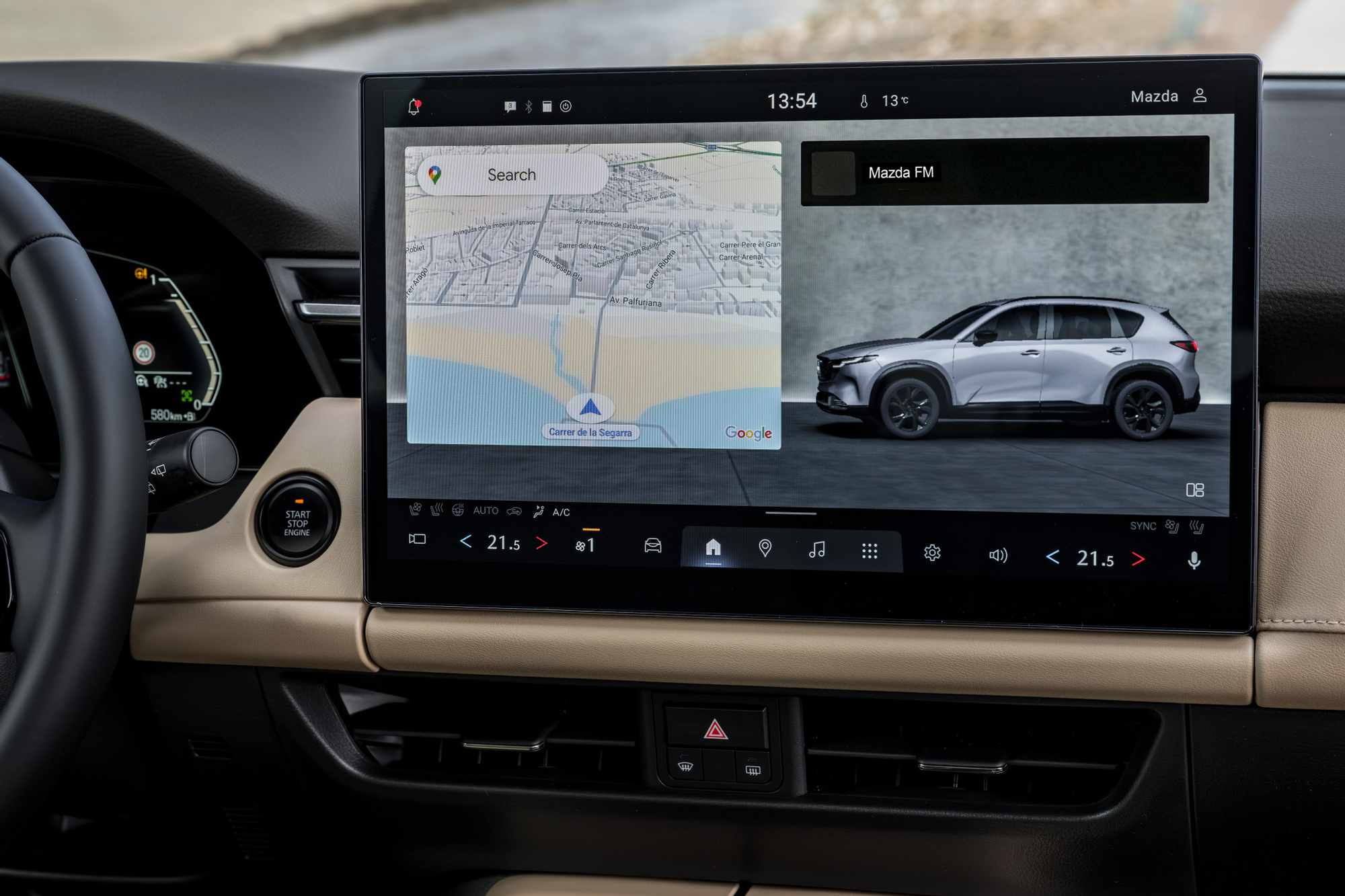 La pantalla central es de 15,6 pulgadas en las versiones Homura.