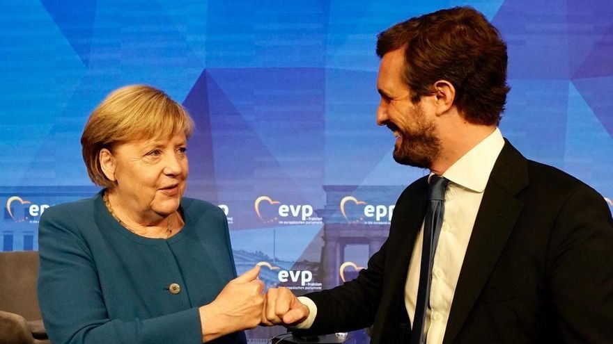 El presidente del Partido Popular, Pablo Casado, y la canciller alemana, Angela Merkel, asisten a un encuentro de líderes europeos del PPE en Berlín.
