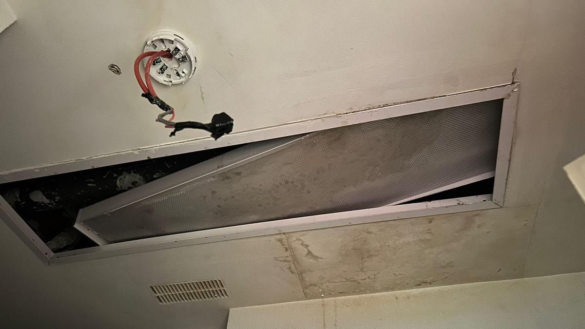 Denuncian goteras y humedades en lámparas y enchufes en la residencia de mayores de la Junta en Ponferrada