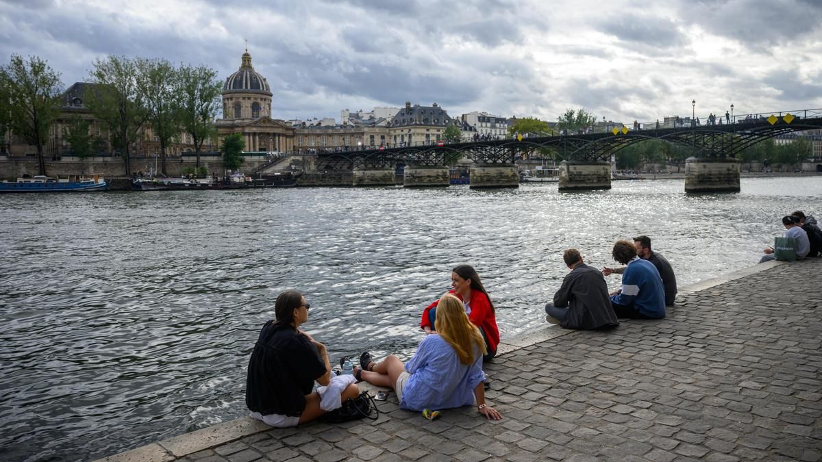 Una "unión civil" con tu amiga y permisos para cuidarla: la propuesta de Francia Insumisa que desafía la familia tradicional