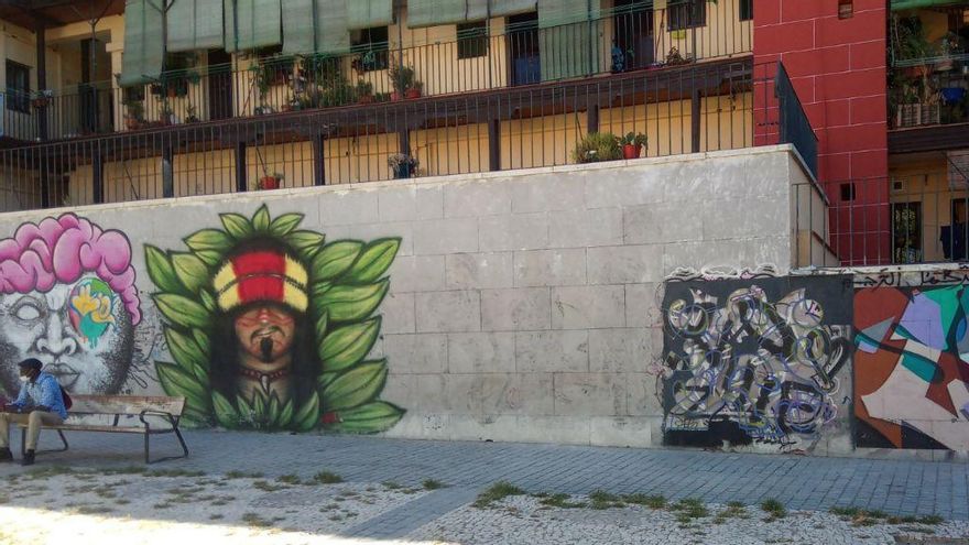 El muro de la Corrala de la Sombrerería sin 'Oda a la policía protegiéndonos de Skynet'.