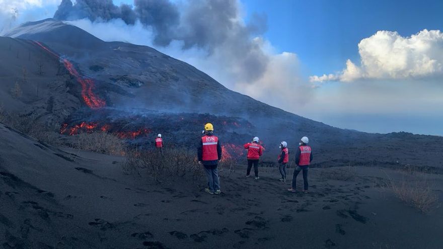 Una nueva colada se desborda en la zona norte del volcán de La Palma y podría afectar a La Laguna