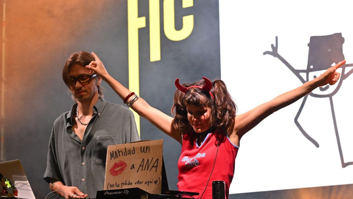 Hinds durante su actuación, este sábado en Rivas