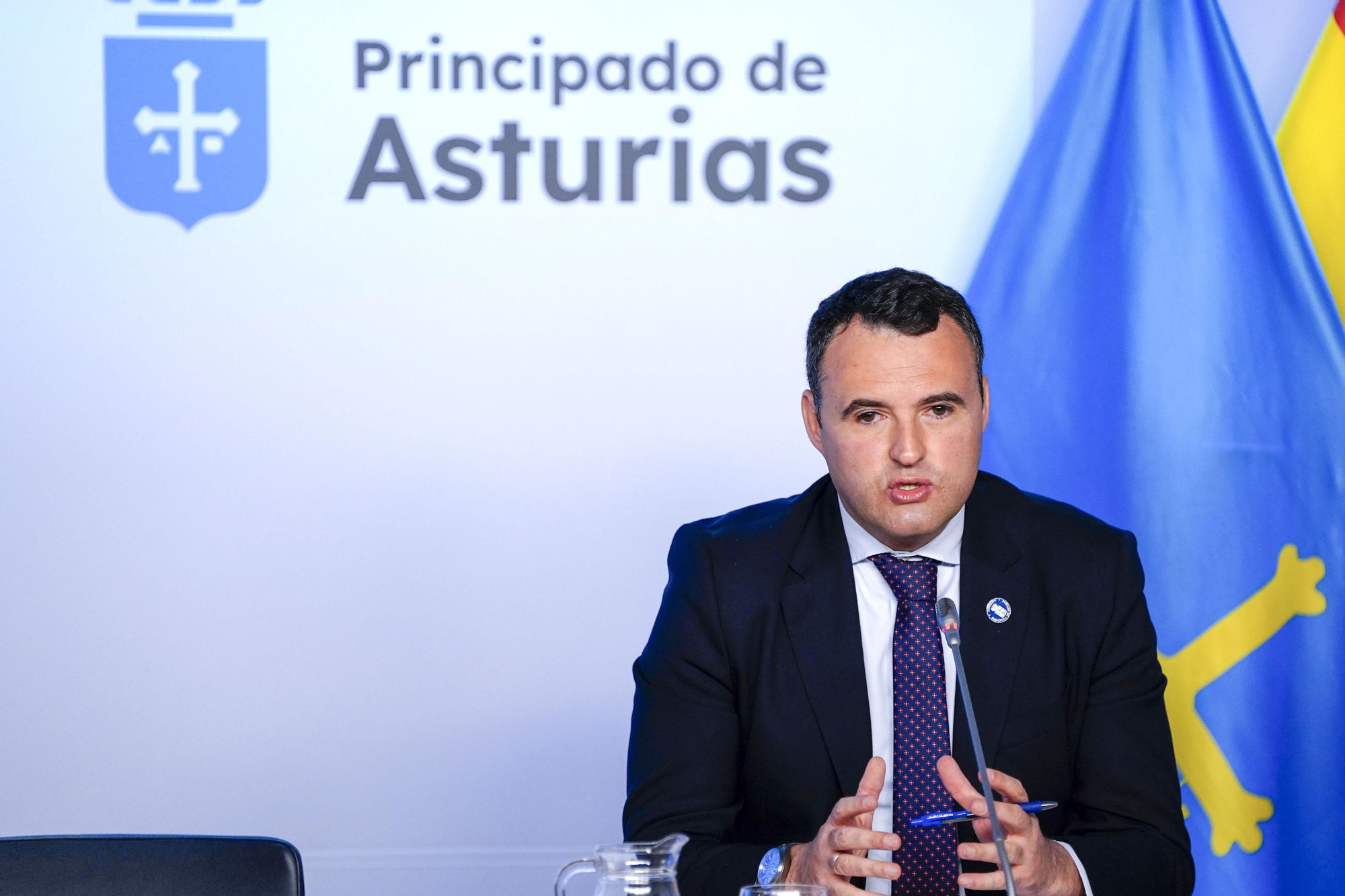 El portavoz del Ejecutivo asturiano, Guillermo Peláez, durante la rueda de prensa sobre los acuerdos adoptados en la reunión del Consejo de Gobierno, este lunes en la sede de Presidencia en Oviedo.