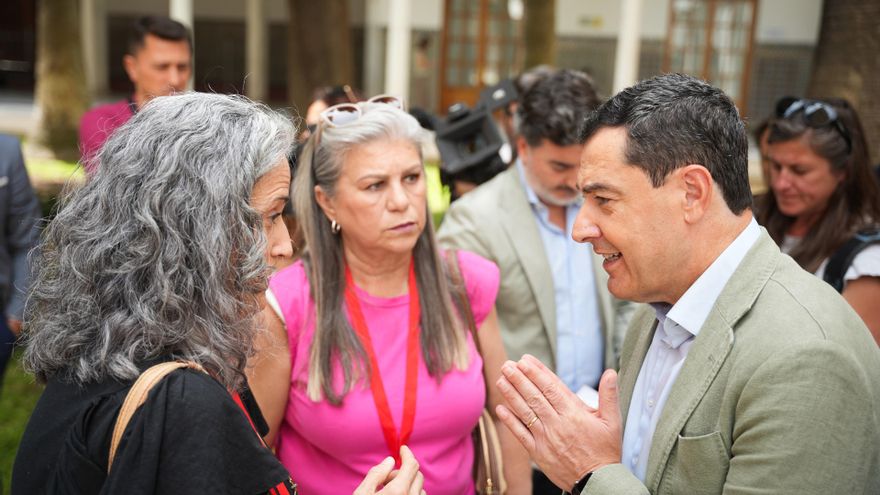 El presidente de la Junta se reúne con madres de cuidados paliativos en el Parlamento.