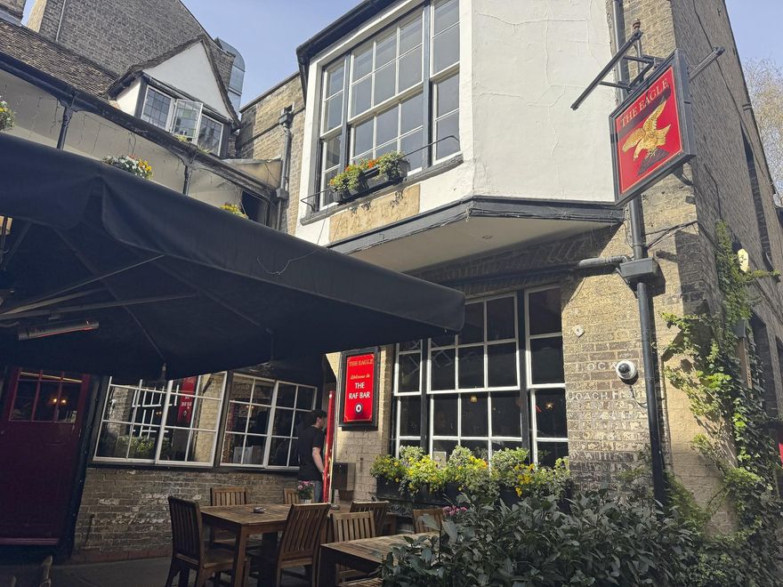 The Eagle sirve pintas de cervezas desde mediados del siglo XVII.