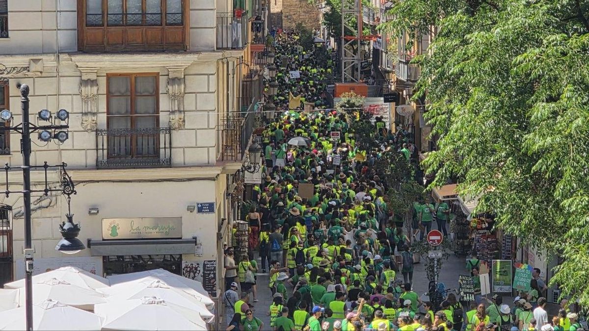 Una columna de docentes por la calle Serranos hacia el Palau de la Generalitat, este viernes.