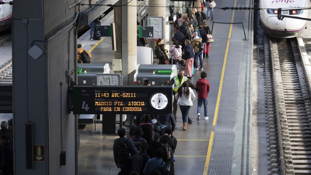 Archivo - Pasajeros en la estación ferroviaria de Santa Justa, con el panel de los horarios al fondo, en una imagen de archivo.