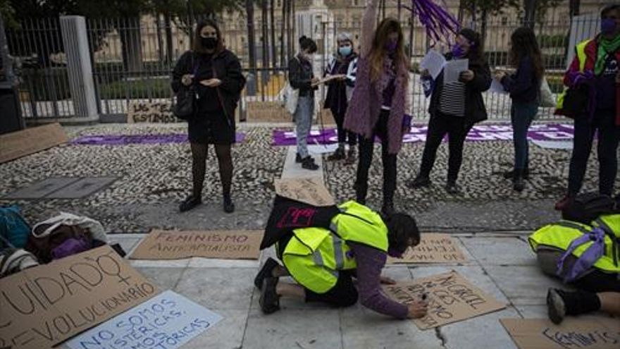 Rodea el Parlamento de Andalucía: "Las mujeres ni somos un peligro de salud ni tenemos culpa de la pandemia"