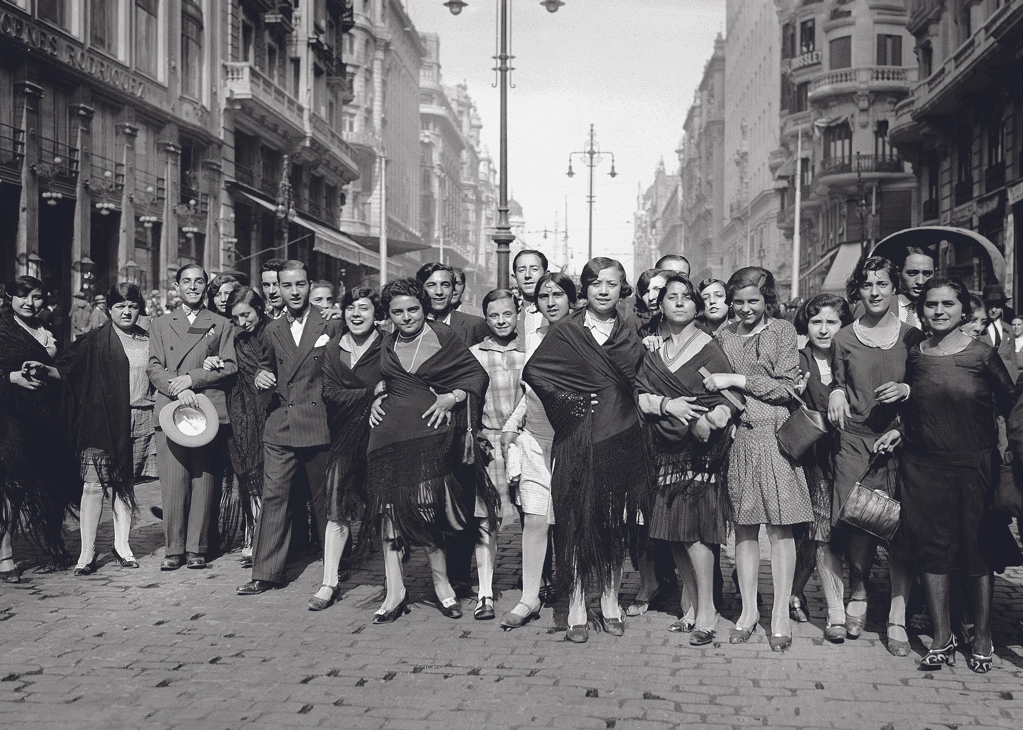 Manifestación de modistillas pidiendo novio a San Antonio de la Florida. Madrid 1933.