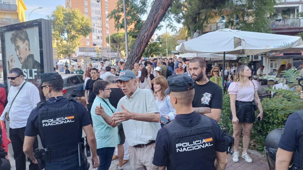 Vox lleva su odio contra los migrantes a las puertas del centro de menores de Hortaleza: “Misóginos extranjeros fuera”