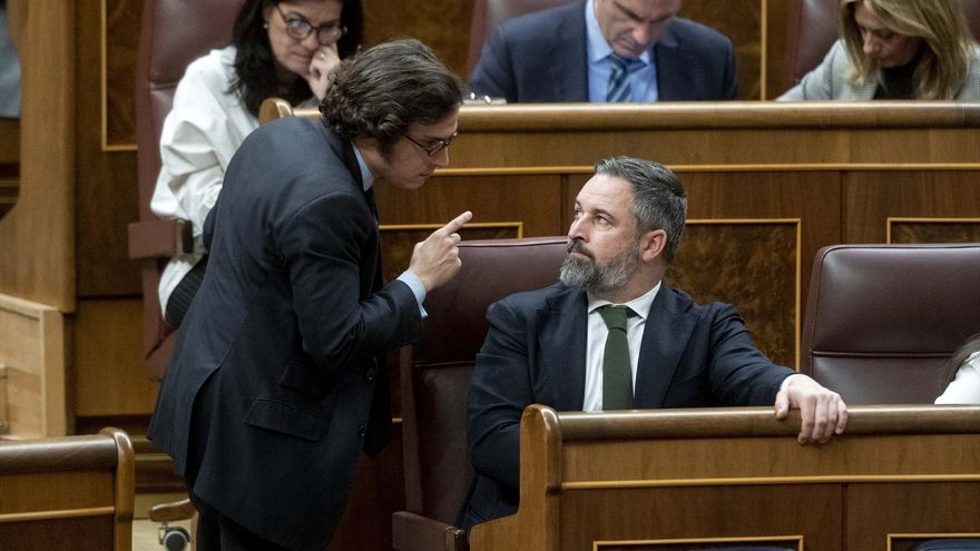 El diputado de VOX José María Figaredo (i), y el líder de Vox, Santiago Abascal (d), durante una sesión plenaria, en el Congreso de los Diputados, a 30 de enero de 2024.