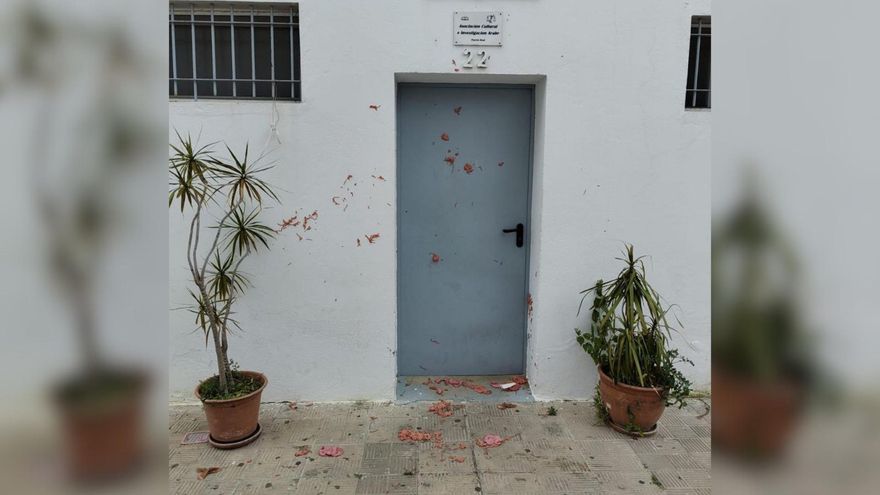 Arrojan vísceras y embutido de cerdo a una vivienda usada como mezquita en Puerto Real