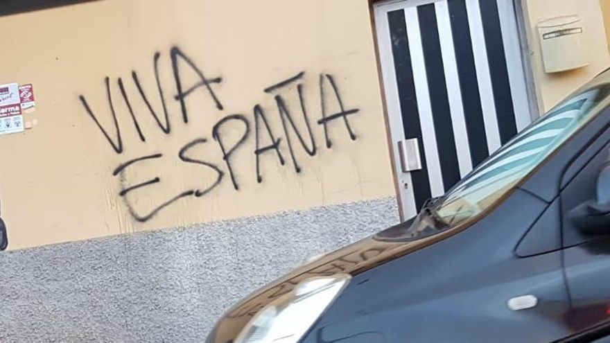 Pintada en un local del presidente del Parlamento de Canarias, Gustavo Matos.