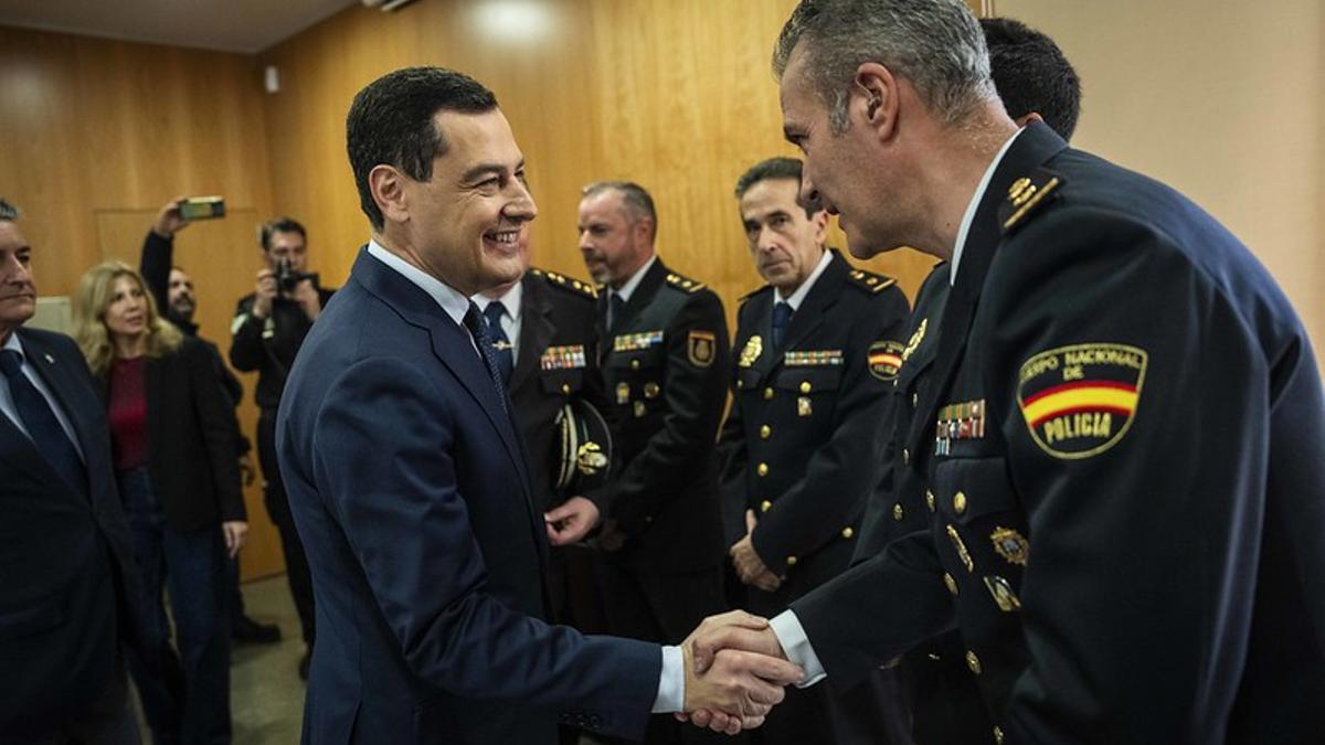 El presidente Juan Manuel Moreno y el consejero de Presidencia, Antonio Sanz, saludan a miembros de la Junta Regional de la Policía Adscrita en Andalucía.