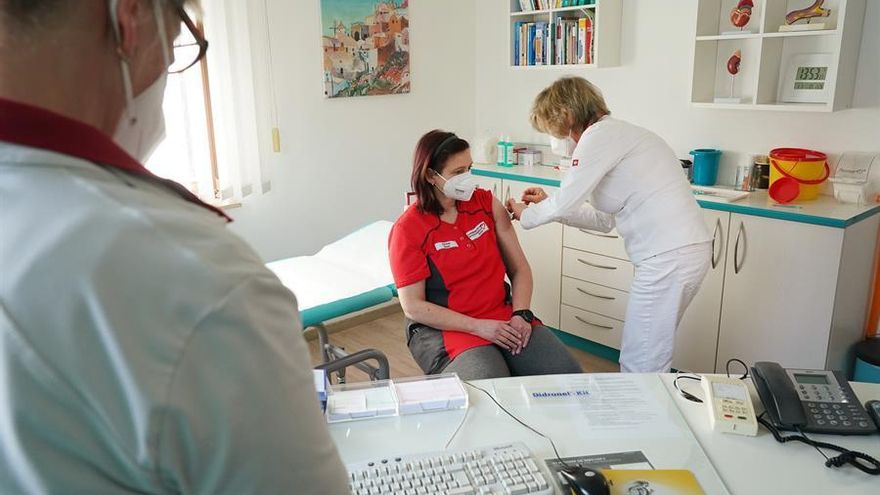 Una doctora vacuna a una sanitaria con AstraZeneca, en Alemania. 3 de marzo de 2021.