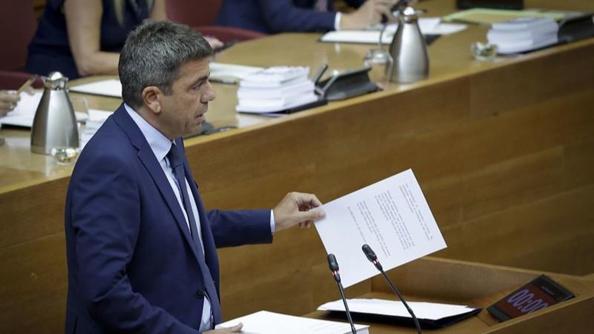 El presidente del Consell, Carlos Mazón, durante el debate.