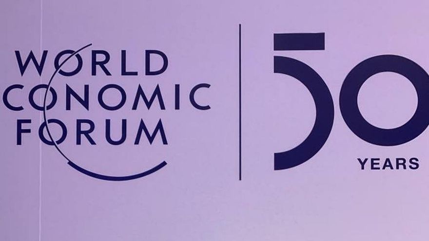 Salvador Gómez Colón tiene 17 años, es de Puerto Rico y ha sido uno de los diez adolescentes a los que el Foro de Davos invitó a hablar ante los poderosos del planeta tras enterarse de que con 15 años había recaudado fondos para lámparas solares que sacaron de la oscuridad a miles de familias afectadas por el huracán "María". "Tengo un perfil en Linkedin que uso poco, pero un día me llegó un mensaje de alguien en nombre del Foro, un poco misterioso y que decía que recibiría un mensaje importante en poco tiempo. Unas horas después me llegó la invitación y no podía creerlo", cuenta Salvador a Efe..